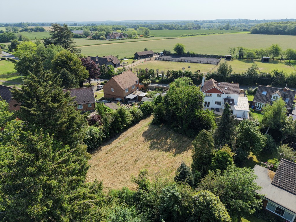 Lot: 56 - LAND WITH PLANNING FOR FOUR-BEDROOM DETACHED HOUSE - Aerial view of site